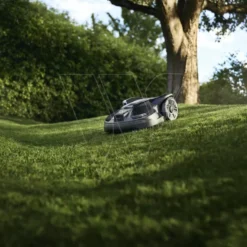 Husqvarna 320 Nera Automower - Onderhoudsvrije Grasmaaier voor Tuinen tot 2200m² -Husqvarnaa Winkel 970535112 7 Husqvarna20AutomowerC2AE2032020NERA20excl.20krammen20en20draad