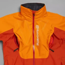 Husqvarna Technical Regenjas Gore-tex® - All-Weather Bescherming 12 Husqvarna Technical Regenjas Gore-tex® - All-Weather Bescherming -Husqvarnaa Winkel Husqvarna20Technical20goretex20regenjas205806880xx20voorkant